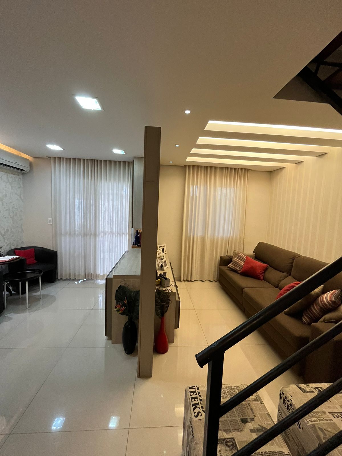 Sala de estar integrada com iluminação em sanca