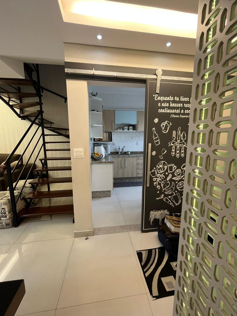 Entrada com cobogó decorativo e porta de correr
