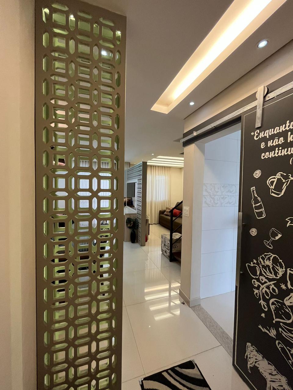 Hall de entrada com cobogó iluminado