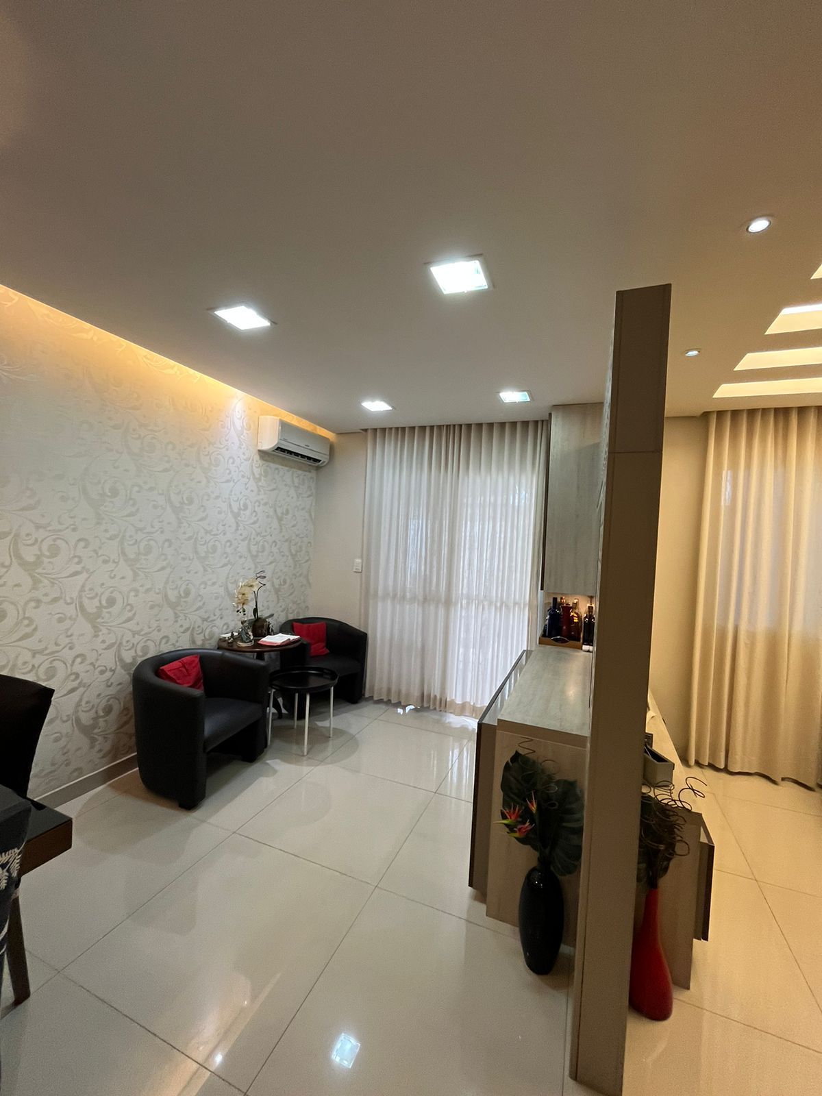 Sala de TV com painel e cobogó vazado