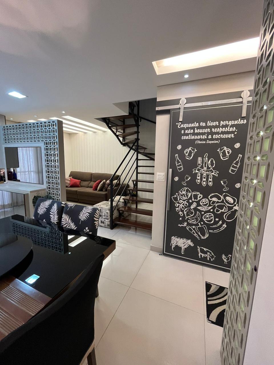 Sala de TV com painel, cobogó decorativo e sancas iluminadas