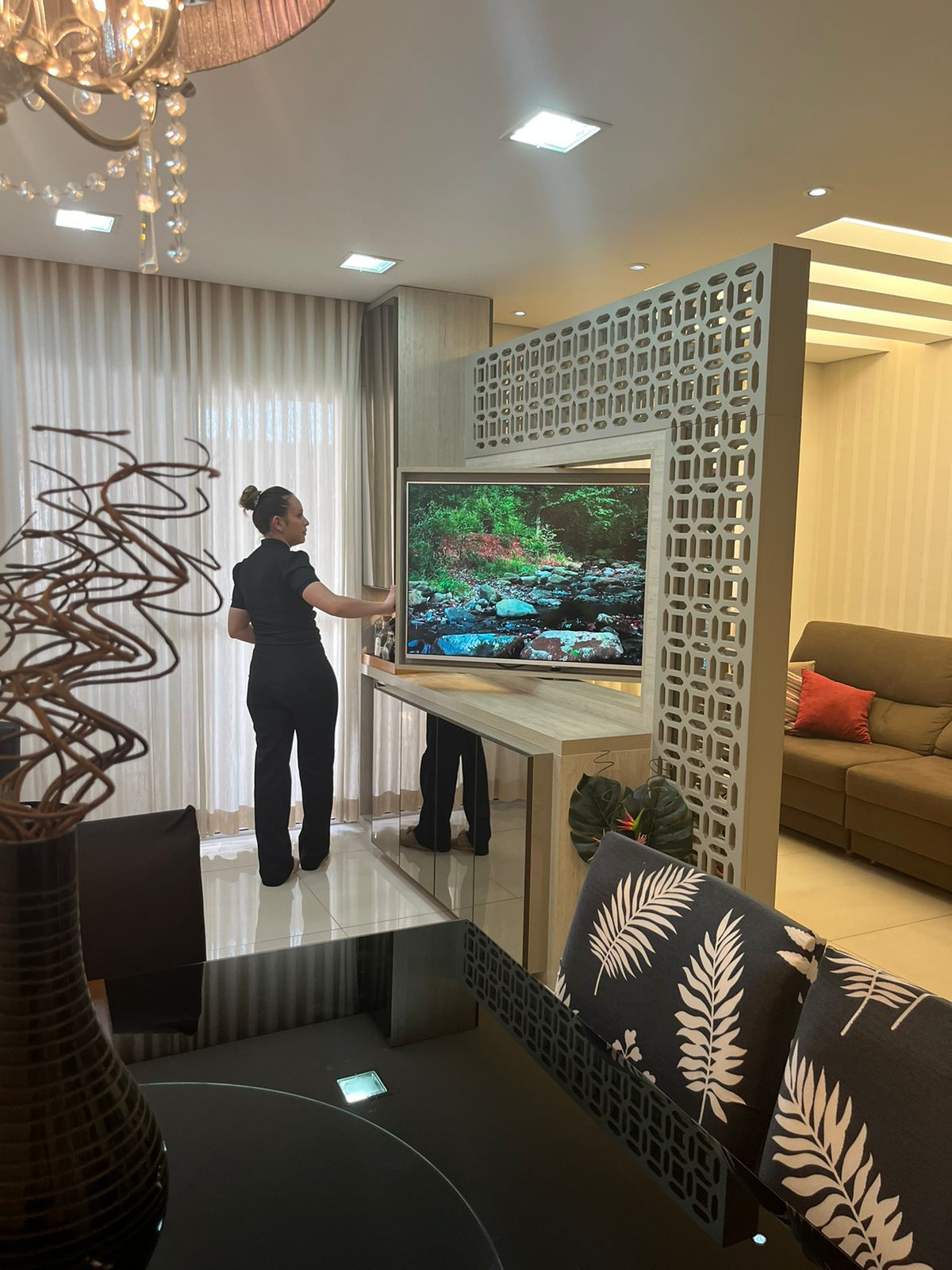 TV giratória integrando jantar e living